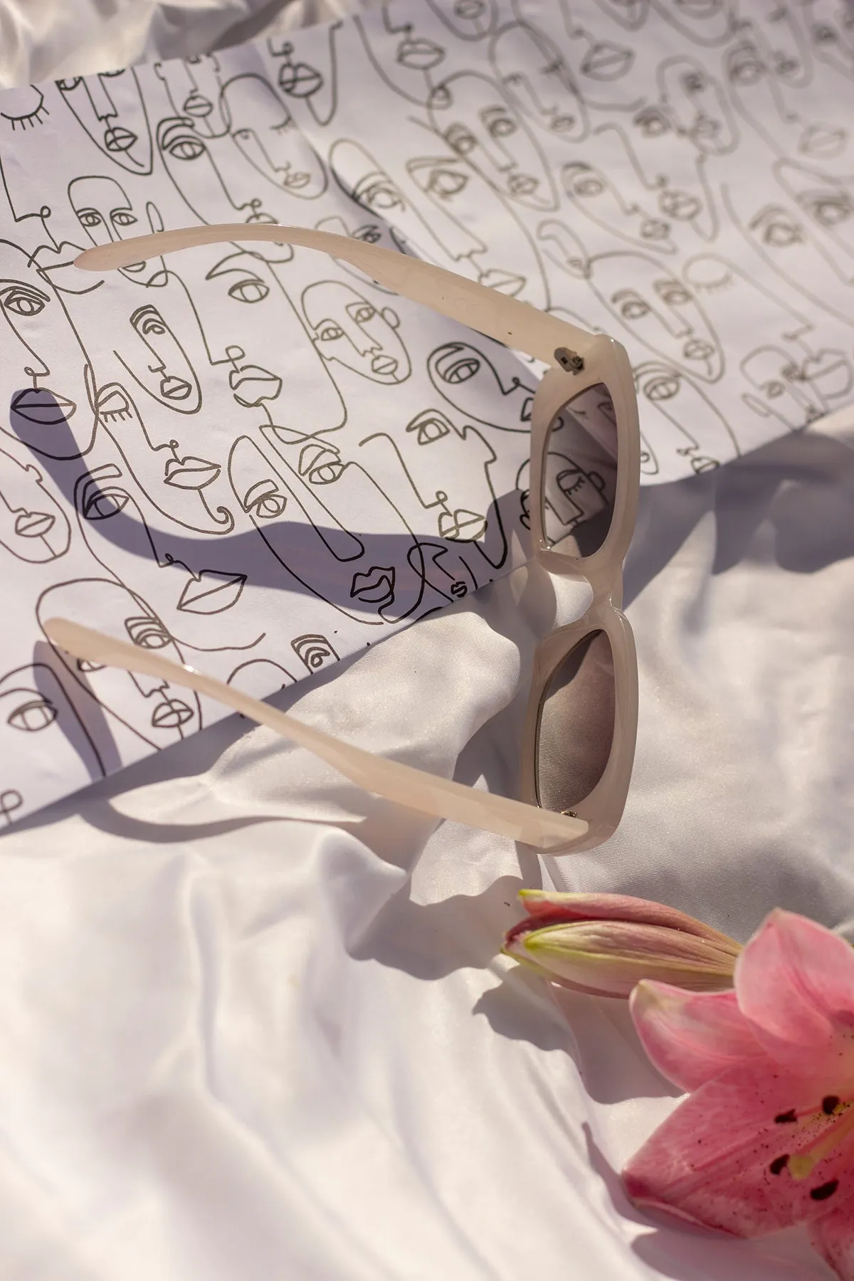 Rounded Rectangle 90s Look Sunglasses