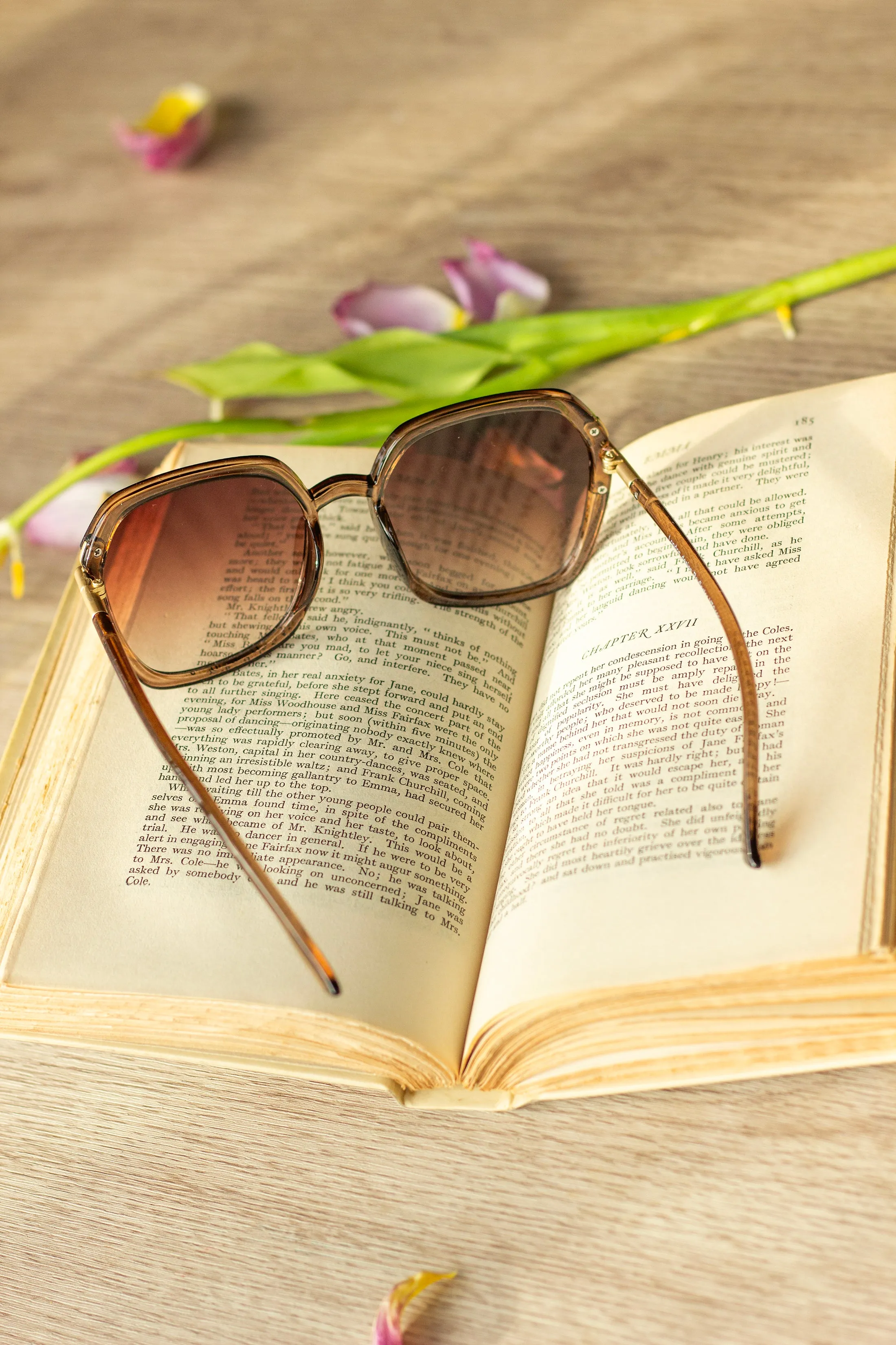 Rounded Square Screw Detail Side Arm Sunglasses