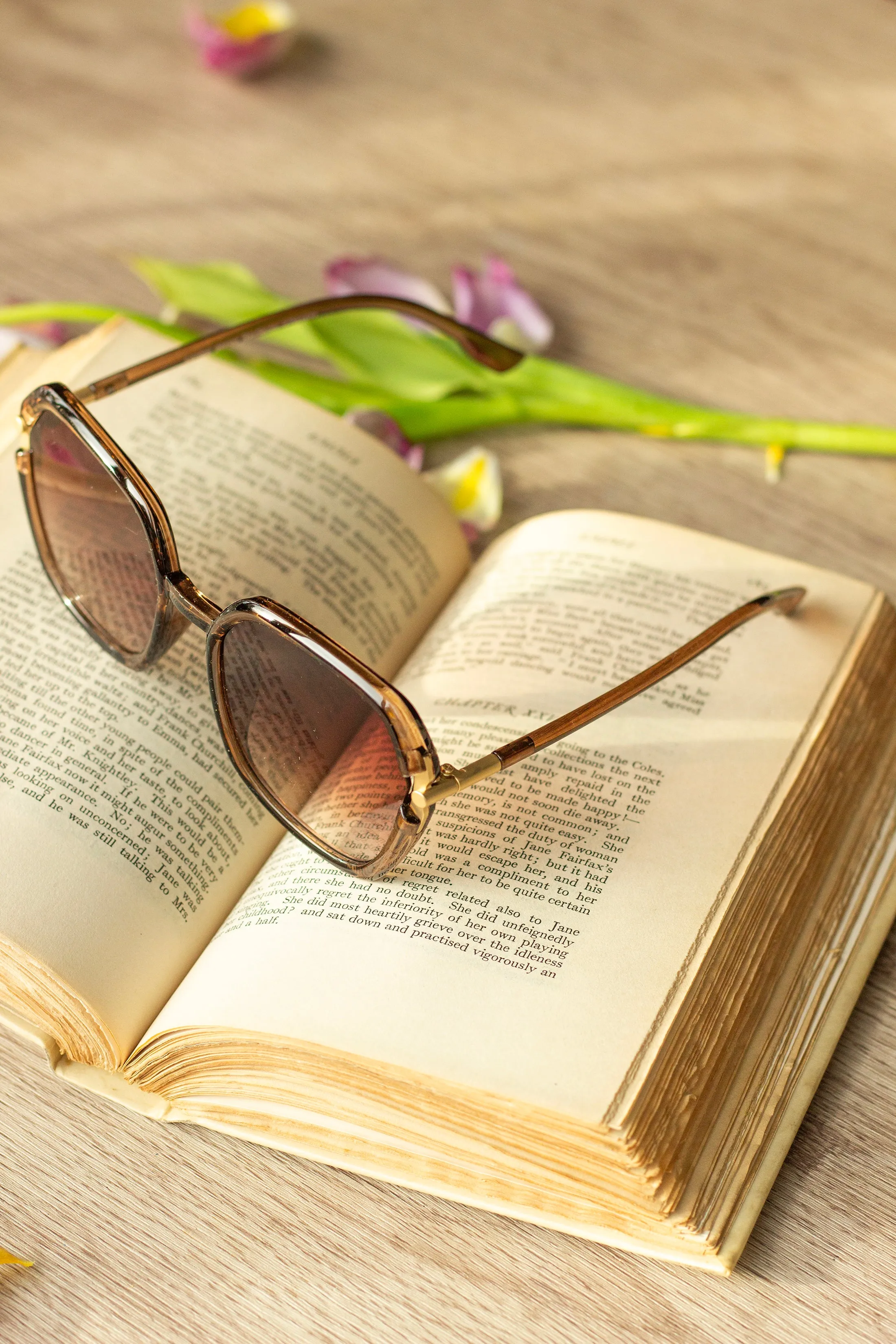 Rounded Square Screw Detail Side Arm Sunglasses