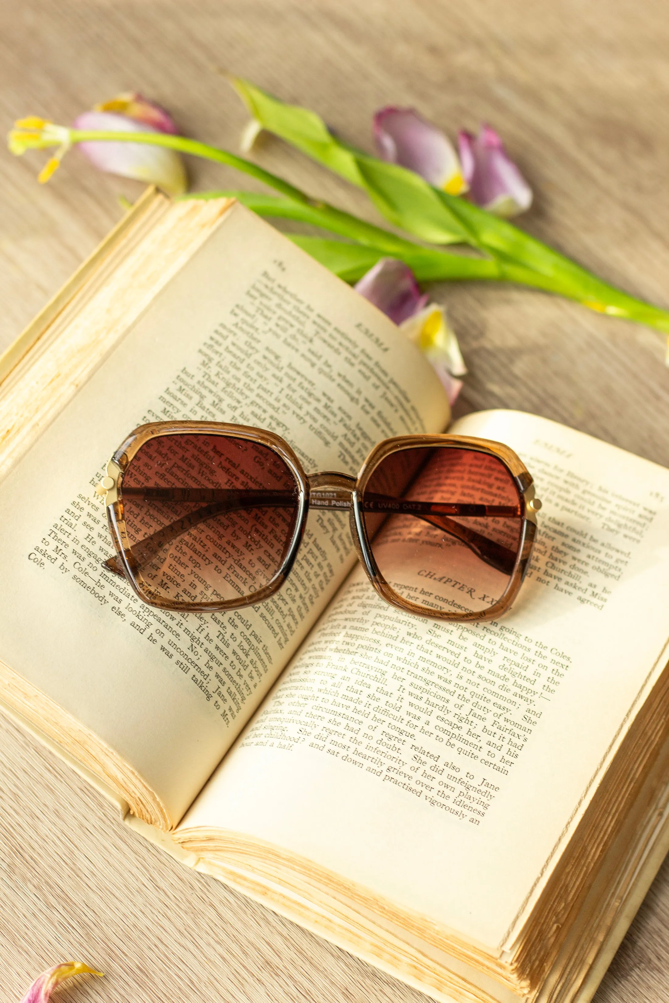 Rounded Square Screw Detail Side Arm Sunglasses