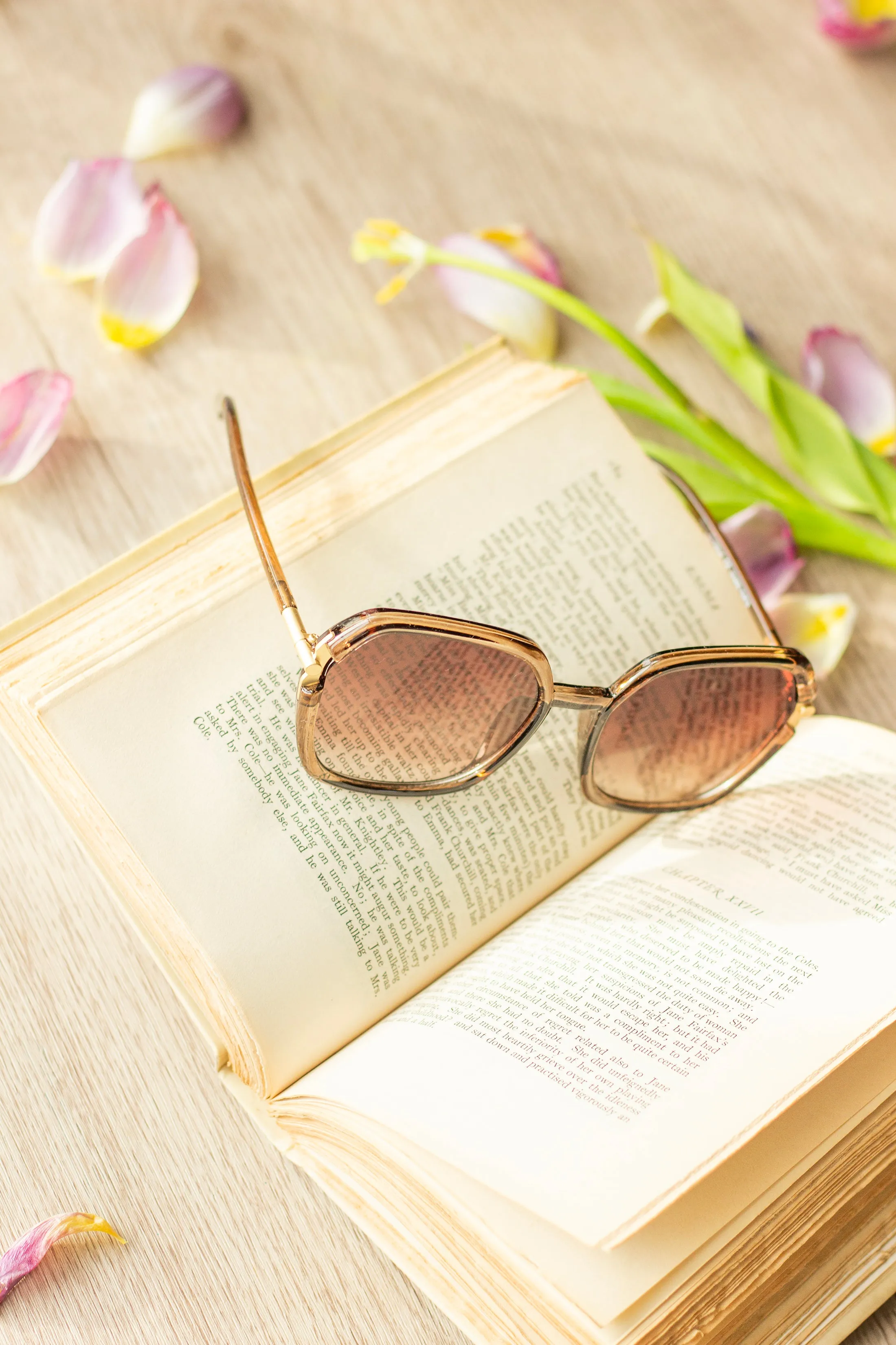 Rounded Square Screw Detail Side Arm Sunglasses